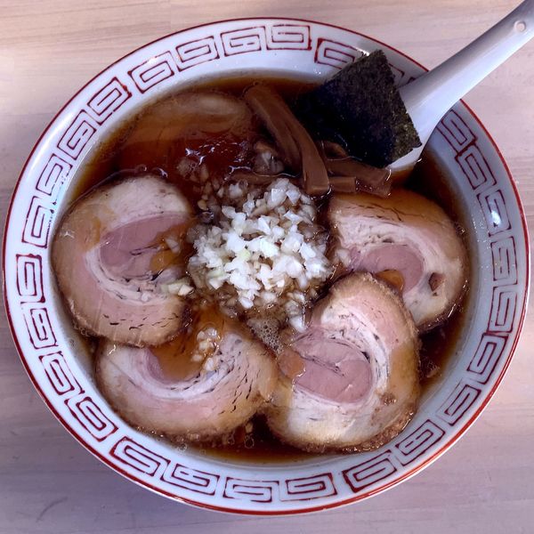 「バラチャーシュー麺（950円）＋生卵（50円）」@中華そば専門店 びんびん亭 高幡不動店の写真