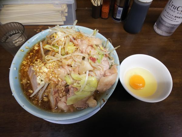 「小豚ラーメン 麺少なめと麺かため(生卵・豚１UP)」@らーめん玄の写真