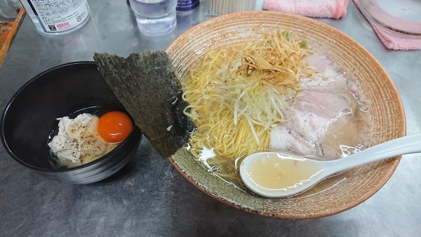 「キンキ出汁塩ラーメン＋濃厚ソースW＋生卵＋青唐辛子」@覆麺 智の写真