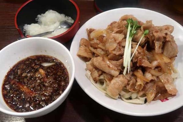 「肉盛りつけ麺並　830円＋無料の肉ちょい増し」@魁 肉盛りつけ麺 六代目けいすけの写真