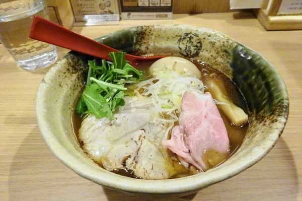 「味玉入り焼きあご塩らー麺９４０円+中ライス１５０円」@焼きあご塩らー麺 たかはし 大船店の写真