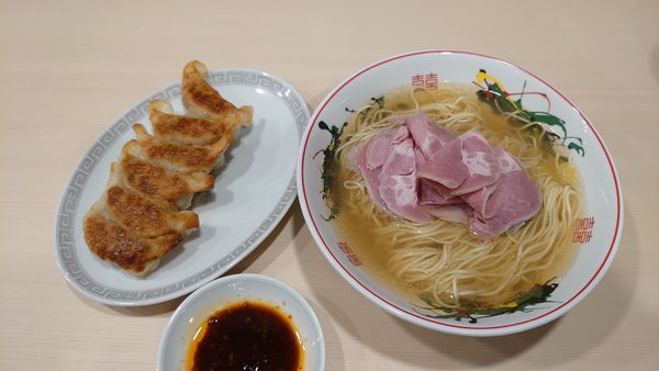 「塩ラーメン+ギョウザ6個」@ぷれじでんとの写真