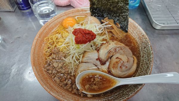 「キンキ出汁悪い正油ラーメン＋味玉＋生卵＋辛味噌3杯」@覆麺 智の写真