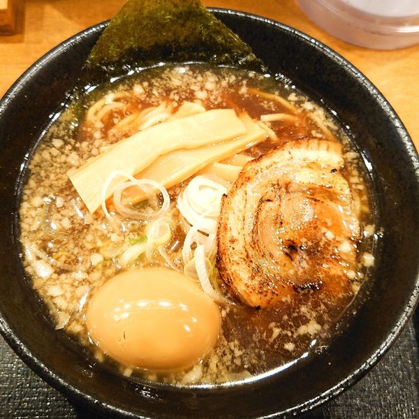 「2年1組（醤油+味玉）830　大盛（無料）」@らぅ麺 ガラ喰楽学校 大宮店の写真