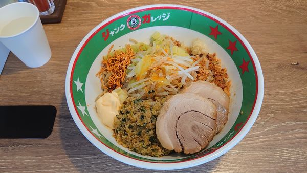 「餃子まぜそば 830円 + 2豚増し 200円」@ジャンクガレッジ 越生店の写真