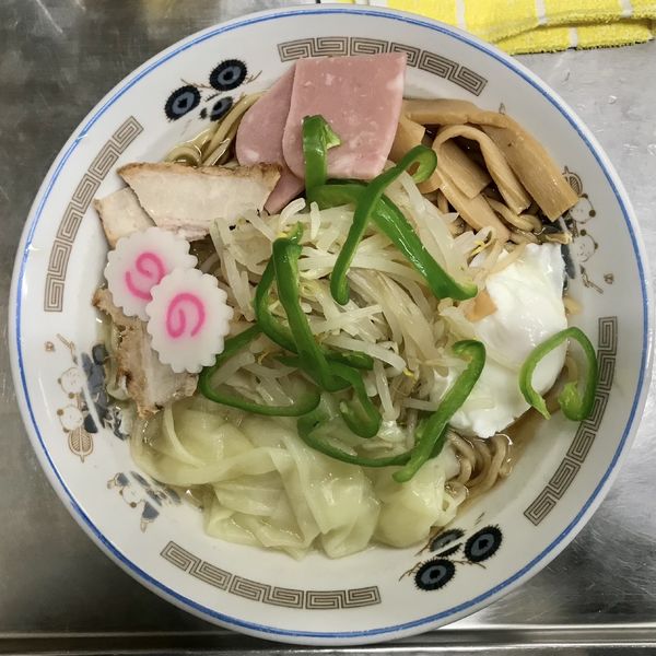 「サッポロラガービール赤星＋チャシュー皿→五目ワンタン油そば」@中華そば みたかの写真