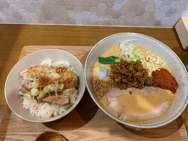 「2月限定　クリーミー担々麺　チャーシュー丼」@カフェと迷ってラーメン屋の写真
