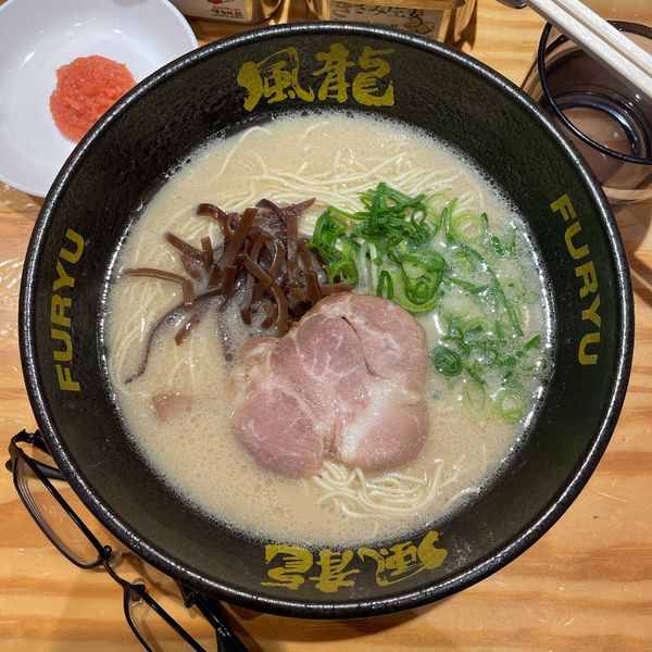 「とんこつラーメン＋博多産明太子」@とんこつラーメン 博多風龍 川崎銀柳街店の写真