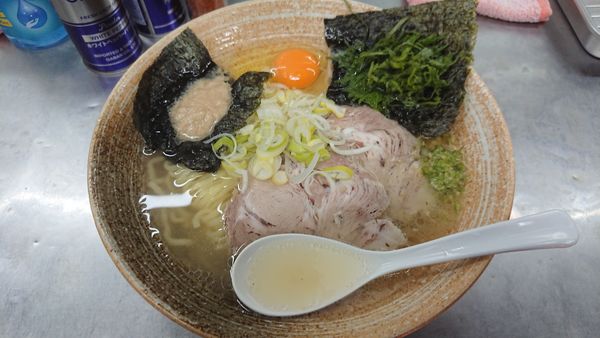 「ウスバハギ出汁塩ラーメン＋大葉＋生卵＋青唐辛子」@覆麺 智の写真