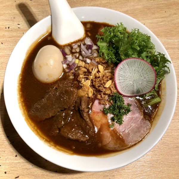 「【限定①】牛たんシチューラーメン八丁味噌仕立て＋味玉」@寿製麺よしかわ 川越店の写真