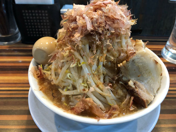 「ラーメン（麺少なめ、ヤサイマシ、アブラちょいマシ、カツオマシマシ」@ラーメン・つけ麺 笑福 大阪西中島店の写真