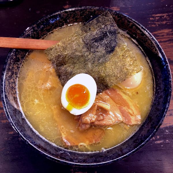 「塩らーめん（690円）＋味付け玉子（ランチサービス）」@つけめん 美豚 高幡不動店の写真