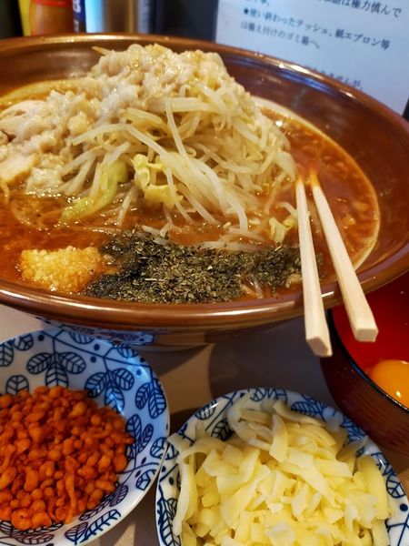 「トマティーナ・大600・チーズ・生卵（脂・大蒜・バジル・辛揚」@鷹の目 蒲田店の写真