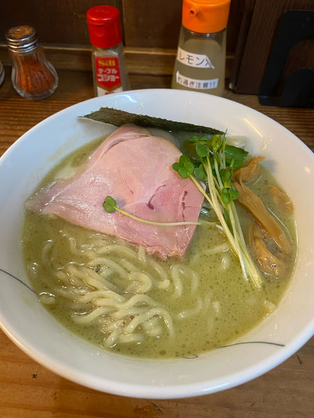「超牡蠣塩ラーメン(950円、味玉100円足し)」@貝だしラーメン 貝ガラ屋の写真