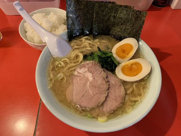 「味玉豚骨らーめん850+ご飯100=950円」@武蔵家 沖縄本店の写真