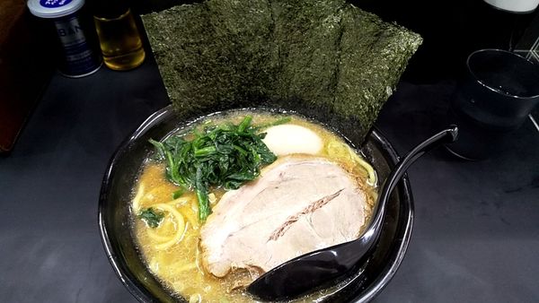 「中盛りラーメン800円+味玉100円」@横浜家系らぁめん 毘沙門天の写真