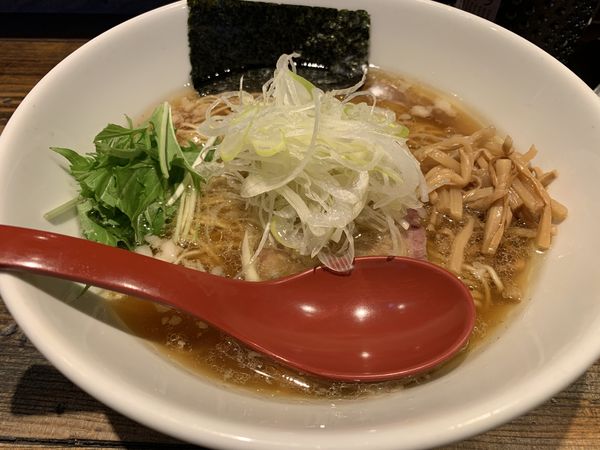 「醤油ラーメン 890円」@麺屋 翔 西新宿本店の写真