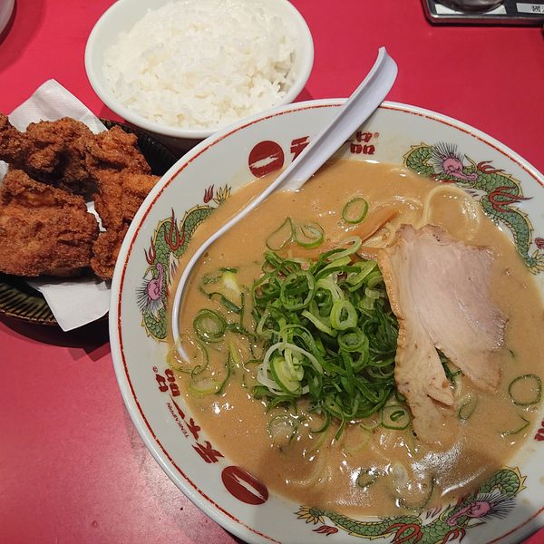 「唐揚げ定食1080円」@天下一品 八幡山店の写真