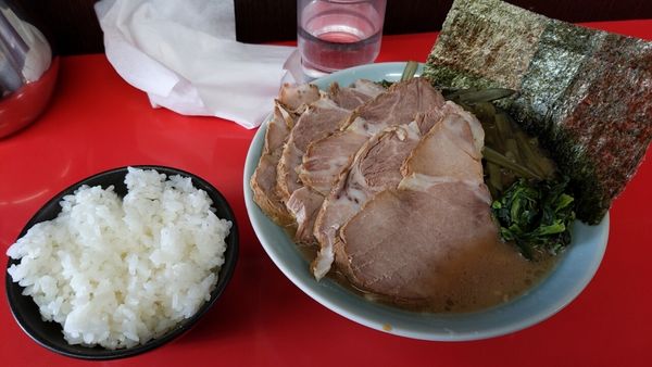 「チャーシュー麺（固め・濃め）+くきわかめ+小ライス」@横浜家系ラーメン 心家の写真