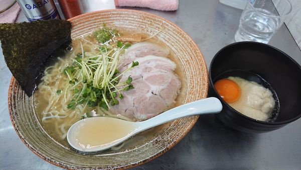 「ゆりかごホタテ出汁塩ラーメン＋濃厚ソースW＋生卵＋青唐辛子」@覆麺 智の写真