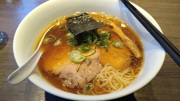 「醤油チャーシュー麺」@支那そばや 本店の写真