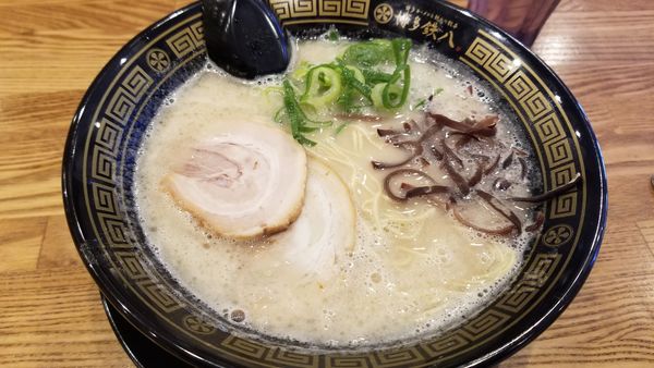 「豚骨ラーメン」@博多鉄八 元町店の写真