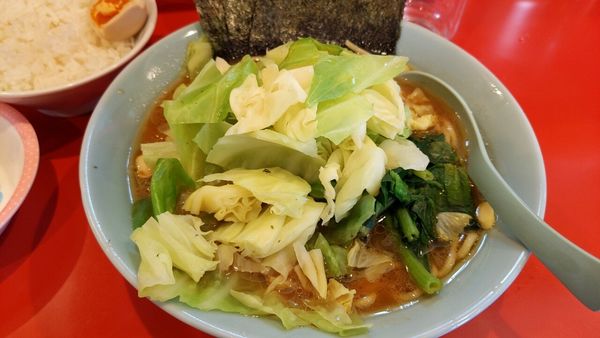 「ラーメン中盛（固め・濃め）+キャベツ+小ライス」@横浜家系ラーメン 黄金家の写真