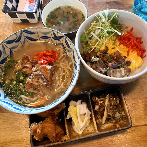 「ソーキソバ+ラフテー丼(ランチ)」@沖縄食堂 シーサーズの写真