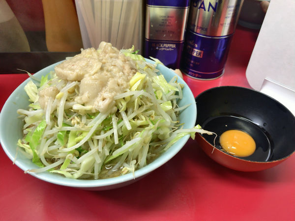 「小ラーメン麺少なめ野菜アブラニンニク少し+生卵」@ラーメン二郎 中山駅前店の写真