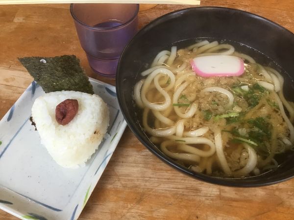 「かけうどん150円おにぎり(梅)50円」@あぶらやの写真