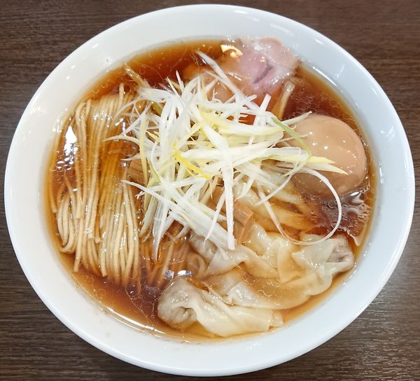 「【限定】鶏そば(醤油)＋味玉＋ワンタン」@中華そばイデタの写真