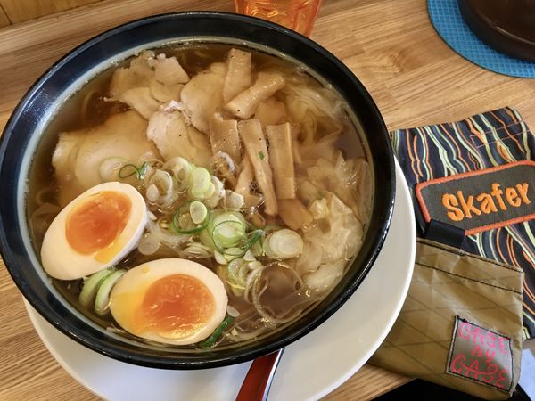 「ワンタンメン（煮玉子入り）」@ワンタンメンの満月 三鷹店の写真