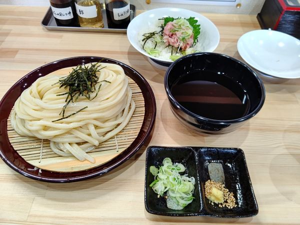 「ざるうどん(並盛・350g)450円＋ミニネギトロ丼300円」@追憶製麺 玉村うどんの写真
