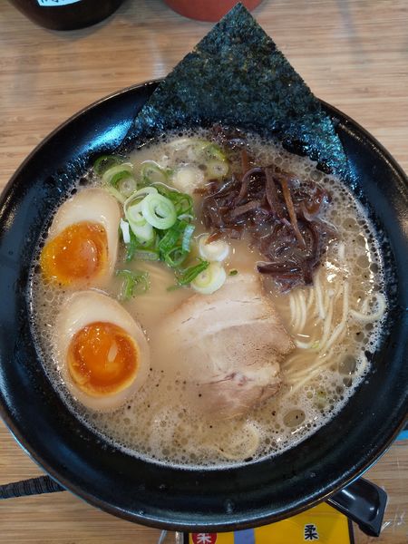 「とんこつらーめん（味玉付き）」@二代目 麺の坊 晴レル屋の写真