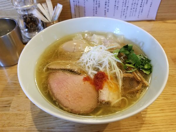 「海老ワンタン煮玉子塩そば」@地球の中華そばの写真