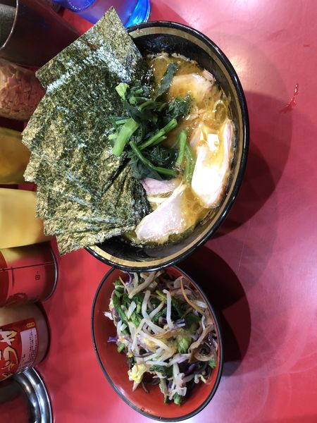 「チャーシューメン＋野菜盛り＋海苔」@家系総本山 ラーメン吉村家の写真