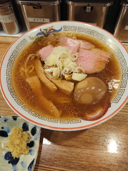 「長崎醤油の豚骨清湯ラーメン 800円」@博多ラーメン でぶちゃん 高田馬場本店の写真