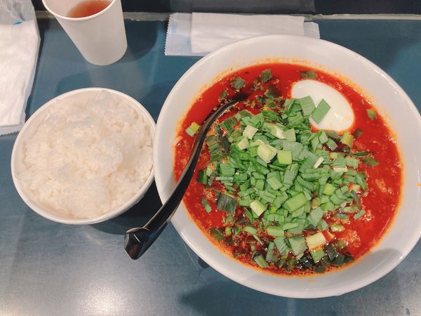 「勝浦タンタンメン3辛　刻み玉ねぎトッピング　半熟卵」@じもんの写真