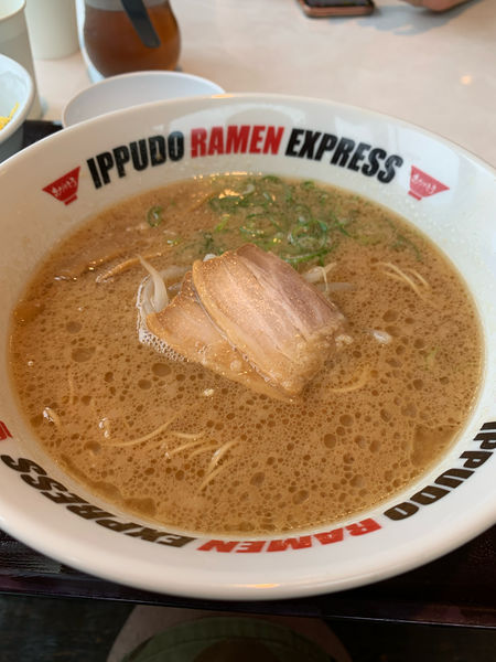 「とんこつしゅうゆラーメン」@IPPUDO RAMEN EXPRESS 神戸三田プレミアム・アウトレット店の写真