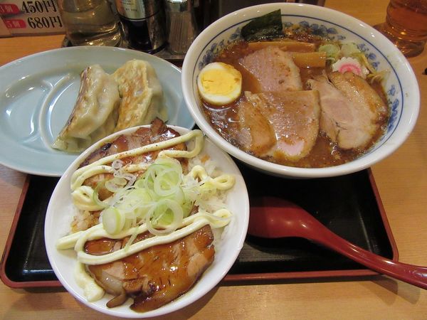 「旨辛ラーメン（９００円）＋心の味餃子＋限定丼」@佐貫大勝軒ゆうの写真