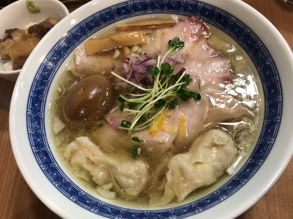 「いりこワンタンチャーシュー味玉＋おまかせ丼」@MENクライの写真