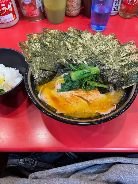 「ラーメン中盛り　のり　ライス」@家系総本山 ラーメン吉村家の写真