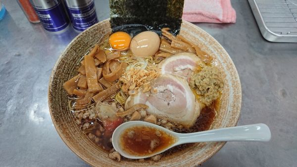 「味玉覆麺ラーメン(正油三段)＋北寄貝ソース＋海苔＋生卵＋メンマ」@覆麺 智の写真