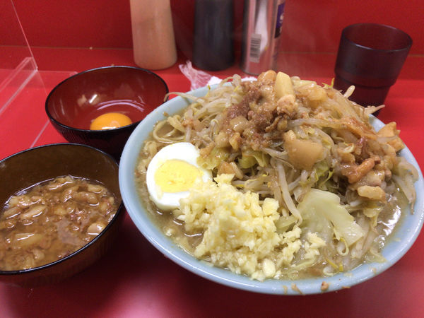 「富士丸ラーメン(ニンニク、ちょいアブラ)+生卵+ブタカスアブラ」@ラーメン富士丸 東浦和店の写真