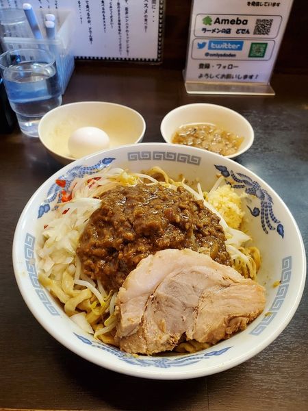 「スパイシーカレー油そば　にんにく　アブラ　生玉子」@ラーメンどでん 大宮店の写真