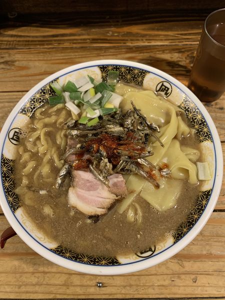 「すごい煮干しラーメン（煮干しトッピング）」@すごい煮干ラーメン凪 新宿ゴールデン街店 別館の写真