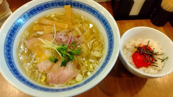 「いりこラーメン850円、漬け卵黄丼50円」@MENクライの写真