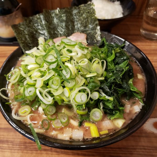 「九条ネギラーメン中盛＋ほうれん草」@横浜家系らーめん 二代目 武道家の写真