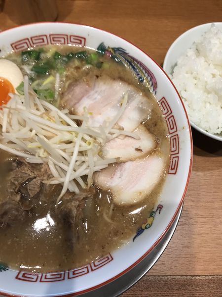 「特製らーめん、中ライス」@らーめん天天有 神田の写真