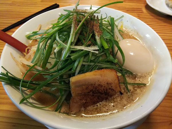 「【限定】九条葱の味噌らあめん　（大盛）＋味玉：㋚券」@煮干しらあめん 燕黒の写真